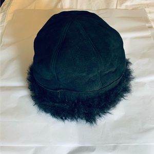 UGG winter faux fur and soft suede hat. One size. Black.